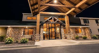 Moose Lake Lodge & Suites