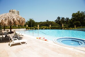 3 outdoor pools, open 9:00 AM to 8:00 PM, free pool cabanas - Apartamento Ideal en Bello Horizonte (Santa Marta)