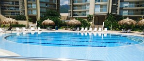 3 piscines extérieures, accès possible de 9 h à 20 h, cabanas gratuites