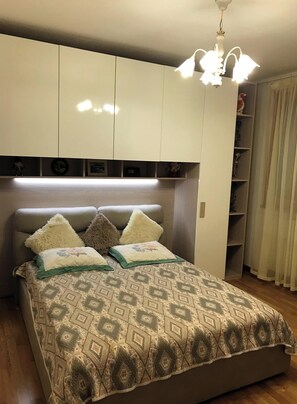 3 slaapkamers, een bureau, reisbedje, gratis wifi