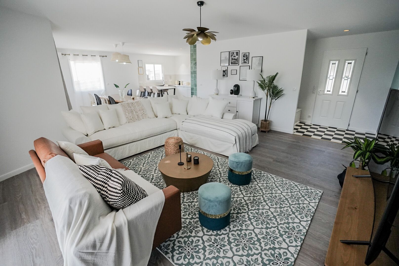 TV connectée, lecteur de DVD, table de tennis de table, chaîne hi-fi