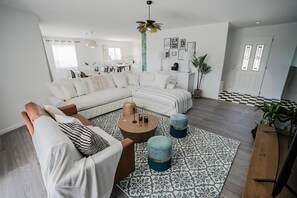 TV connectée, lecteur de DVD, table de tennis de table, chaîne hi-fi