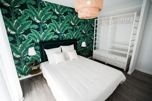 5 habitaciones, tabla de planchar con plancha y cuna de viaje 