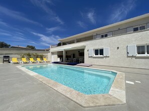 Utomhuspool och uppvärmd pool