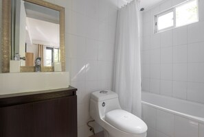 Habitación doble estándar, 1 habitación, baño privado | Baño | Regadera, secadora de cabello, toallas, papel de baño 