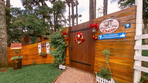 A wooden gate with a Christmas wreath and a sign for 'Parado da Pipa Chales'. - Parada da Pipa Chalés (Canela)