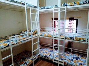 笔记本电脑工作区、免费 WiFi、床单