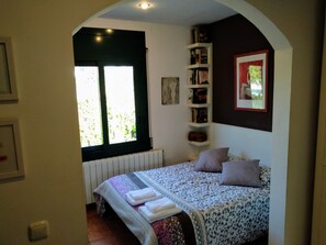 4 bedrooms, desk, iron/ironing board, free WiFi