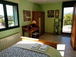 4 bedrooms, desk, iron/ironing board, free WiFi