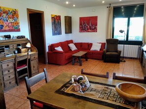 Smart-TV, Kamin, DVD-Player, Tischtennisplatte