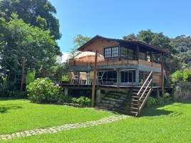 Quarto superior | Frigobar, Wi-Fi de cortesia, roupa de cama