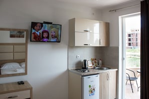 Studio supérieur, balcon | Cuisinette privée | Réfrigérateur, surface de cuisson, bouilloire électrique