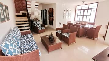 Chalet Keluarga | Area keluarga | Televisi LED 49-inci dengan saluran TV kabel dan TV