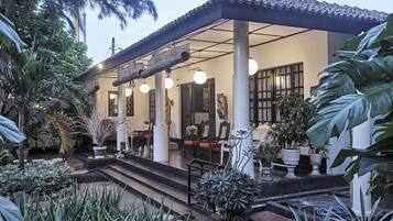 Fassade der Unterkunft – Abend/Nacht