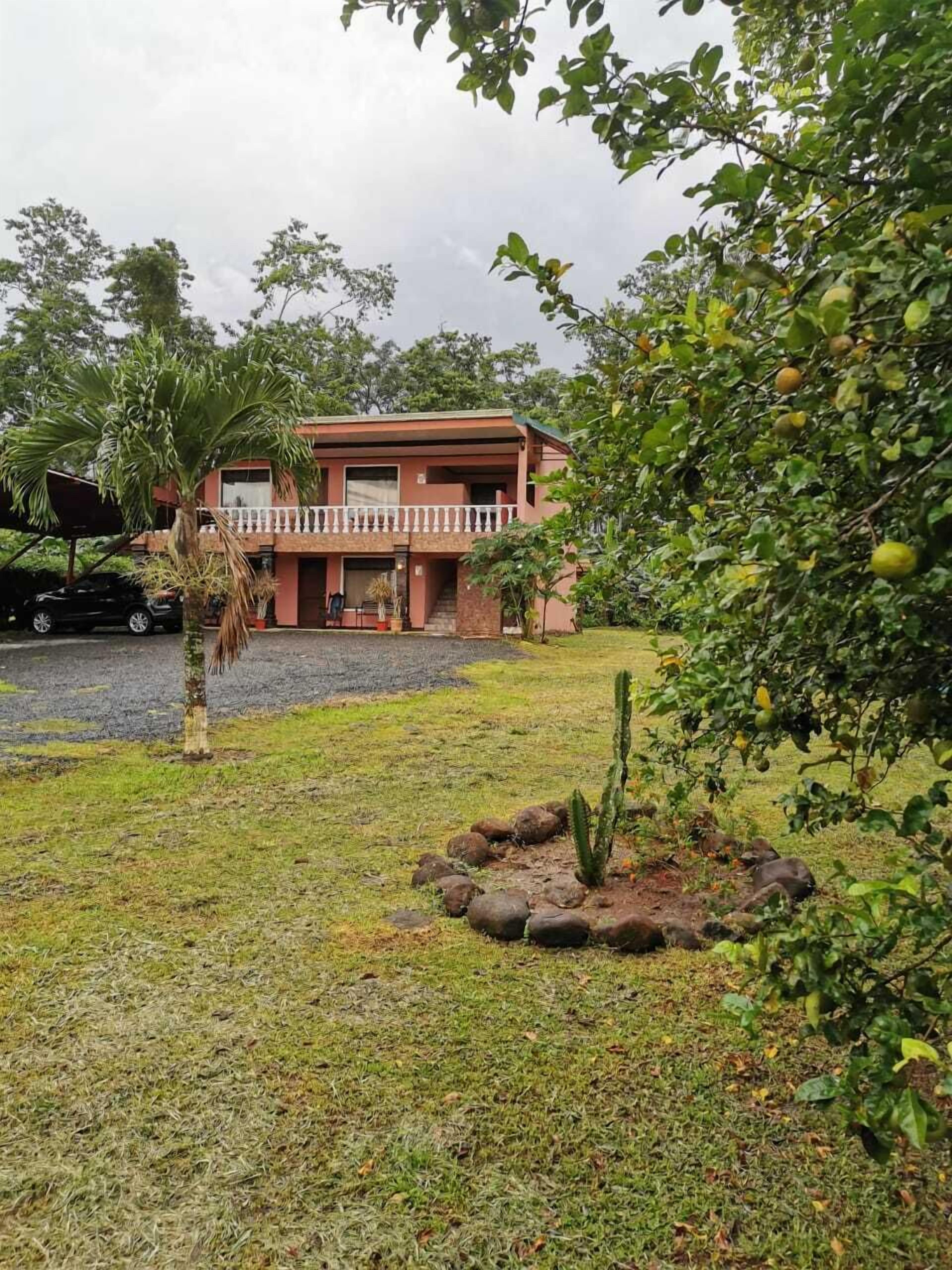 Vista frontal de la propiedad