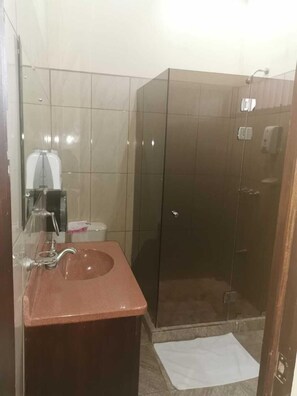 Doppelzimmer | Badezimmer | Duschwanne, Whirlpool, kostenlose Toilettenartikel, Haartrockner