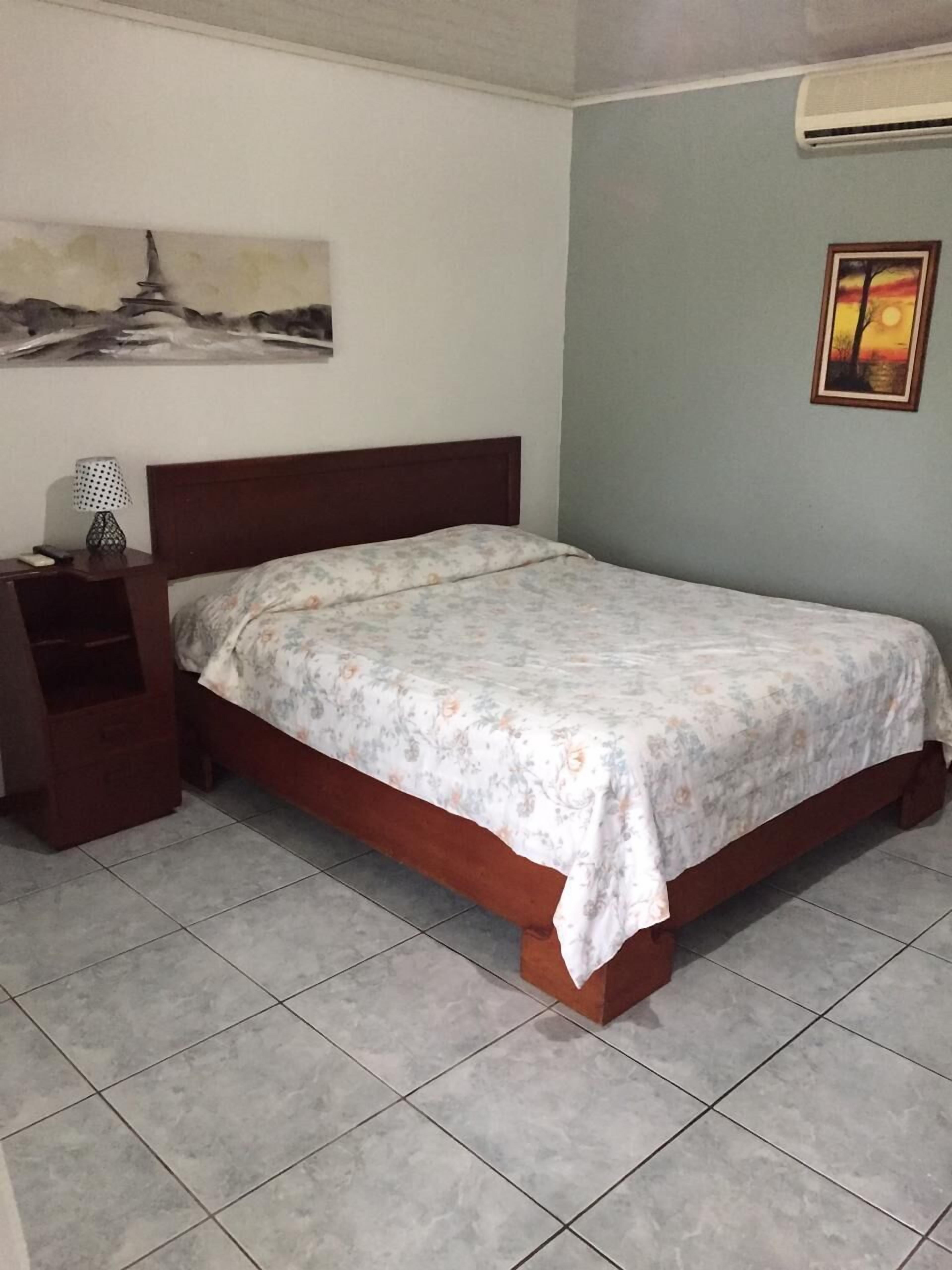 Roupas de cama premium, edredons de pluma, camas Tempur-Pedic, frigobar