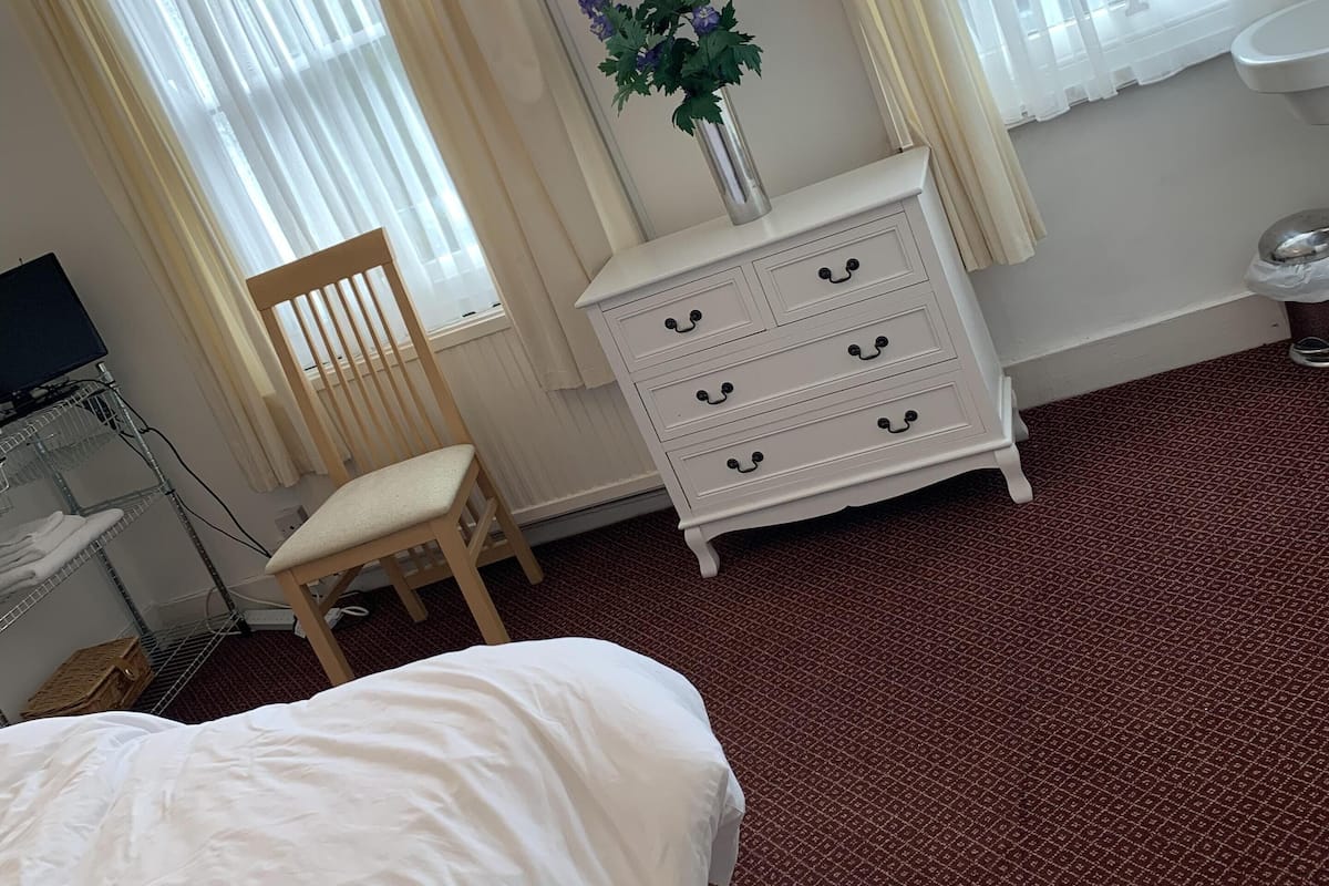 Economy-Doppelzimmer, eigenes Bad | 1 Schlafzimmer, WLAN