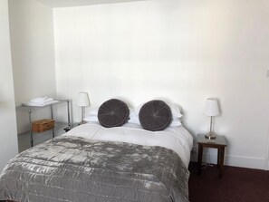 Kahden hengen standard-huone, kylpyhuone makuuhuoneen yhteydessä | 1 makuuhuone, Wi-Fi