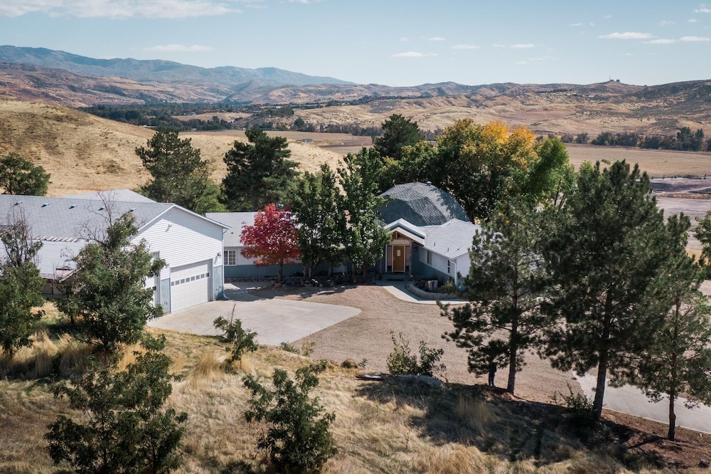 Large hilltop dome home with endless, panoramic views *Adventure Awaits* 5 acres