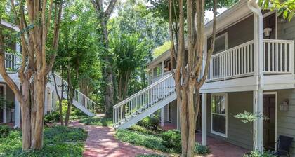 Oxford Square Condo! Perfect Location!