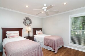 Internet - Oxford Square Condo! Perfect Location! (Oxford)