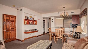 Condo, varias camas (Big Bear Resort 4005) | Sala de estar | Televisión, chimenea y reproductor de DVD