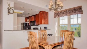 Condo, varias camas (Big Bear Resort 4005) | Cocina privada | Cafetera y tetera, refrigerador, microondas y parrilla de estufa