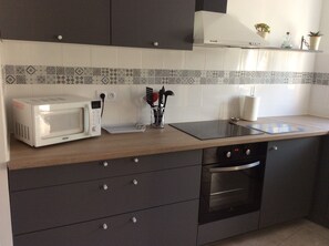 Réfrigérateur, micro-ondes, four, plaque de cuisson