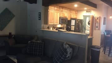 Smart TV, chimenea, reproductor de DVD y libros