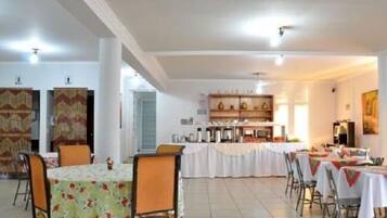 Café da manhã com buffet grátis todos os dias