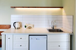 Frigorifero, microonde, piano cottura, lavastoviglie