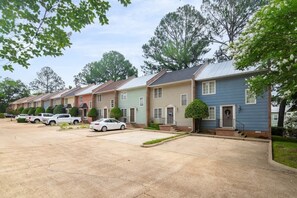 Exterior - Oxford Square! Amazing Location! (Oxford)