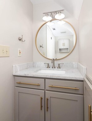 Shower, hair dryer, towels, shampoo - Oxford Square! Amazing Location! (Oxford)