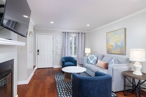 Living area - Oxford Square! Amazing Location! Map in Photos (Oxford)
