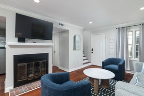 Interior - Oxford Square! Amazing Location! Map in Photos (Oxford)