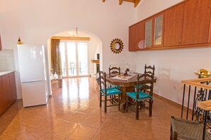 Casa tradicional, 3 quartos, vista para a montanha | Opções para refeição no quarto