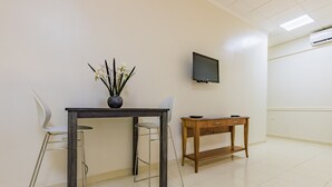 Studio – premium, 1 queensize-seng | Sengetøy av topp kvalitet, skrivebord og skrivebord for bærbar PC
