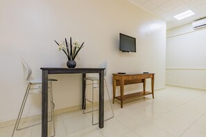 尊榮開放式客房, 1 張加大雙人床 | 高級寢具、獨特裝潢、布置獨特、書桌