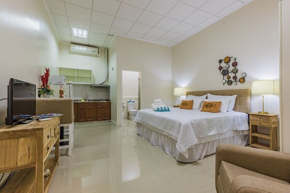 尊榮開放式套房 | 高級寢具、獨特裝潢、布置獨特、書桌