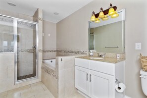 Casa, 3 quartos | Banheiro | Toalhas de banho, shampoo