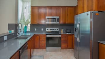 Condo, 2 habitaciones | Cocina privada | Refrigerador, horno, parrilla de estufa y cafetera y tetera