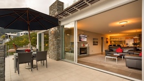 Balcony - Luxury 2 Bedroom Apartment in New Zealand, Queenstown Apartment 1003 (Queenstown)
