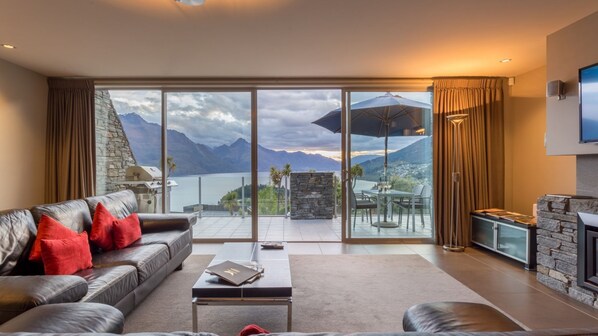 TV, fireplace - Luxury 2 Bedroom Apartment in New Zealand, Queenstown Apartment 1003 (Queenstown)