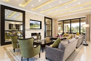 ヴィラ (1 Bedroom) | リビングルーム | 薄型テレビ、ステレオ