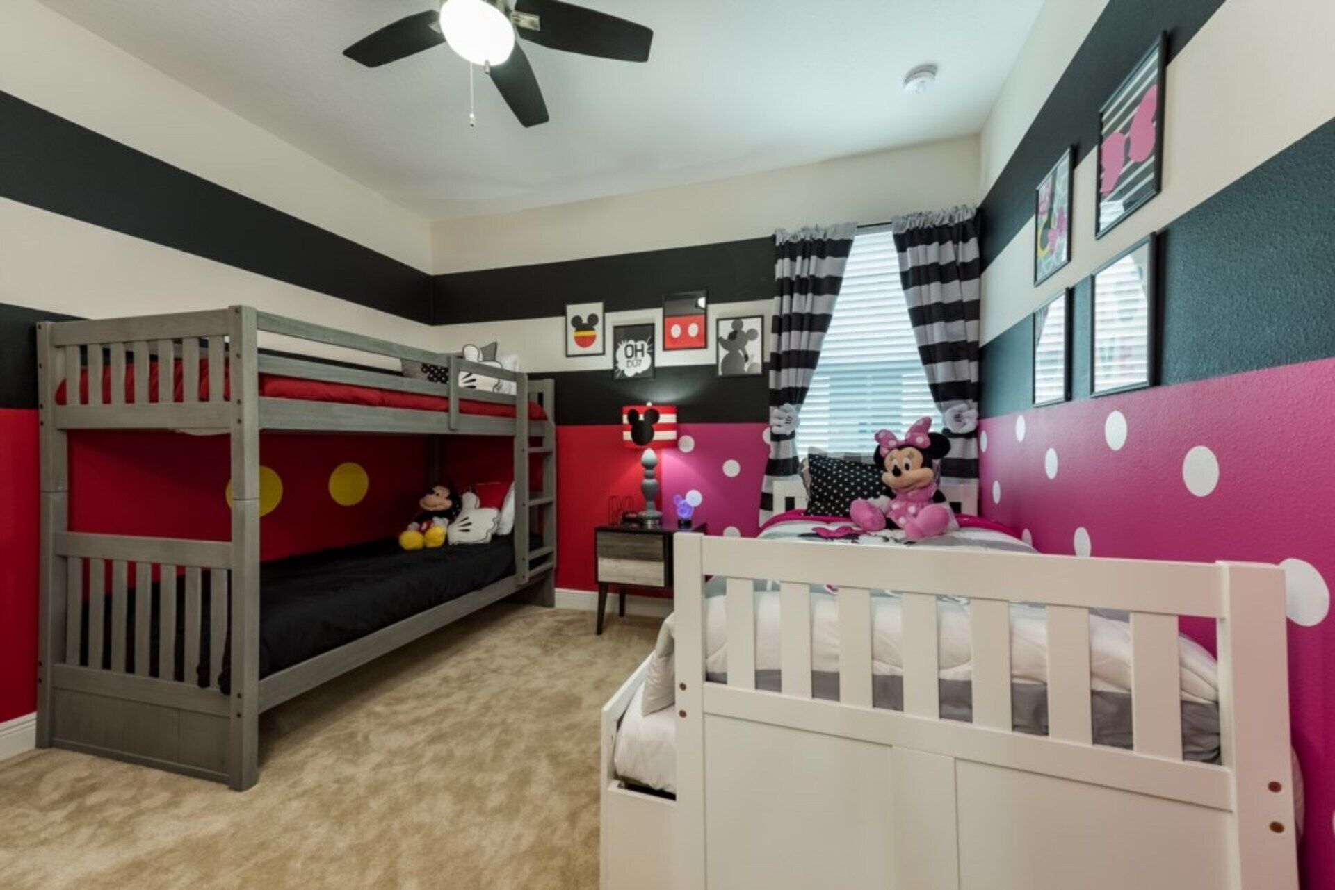 Un dormitorio infantil con literas, un escritorio y una cuna.