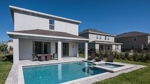 A modern two-story house with a swimming pool, outdoor seating, and a fenced yard. - Villa in Encore Resort at Reunion 2986 (Kissimmee)