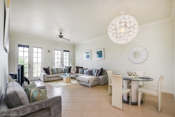 Villa (1 Bedroom) | Vardagsrum | Platt-tv