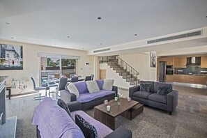 Villa (4 Bedrooms) | Wohnbereich | Fernseher