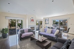 Villa (4 Bedrooms) | Wohnbereich | Fernseher